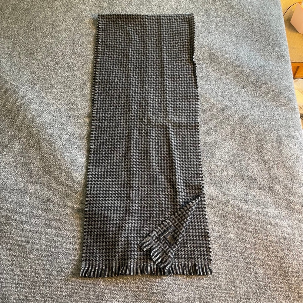 Banana Republic Scarf Black Grey Houndstooth Lambswool‎ Angora Cashmere Blend
